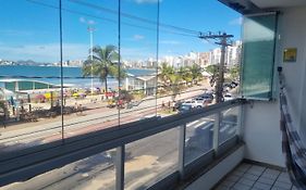 Apartamento BEIRA MAR VISTA TOTAL - SENSAÇÃO DE CASA TÉRREA A BEIRA MAR - COZINHA EQUIPADA -AIR FRYER -ÁREA DE CHURRASCO PRIVATIVA- TVS SMART- DISNEY PLUS E OUTROS-PRAIA IDEAL PARA CRIANÇAS-PET FRIENDLY-KIT PRAIA 4 PESSOAS